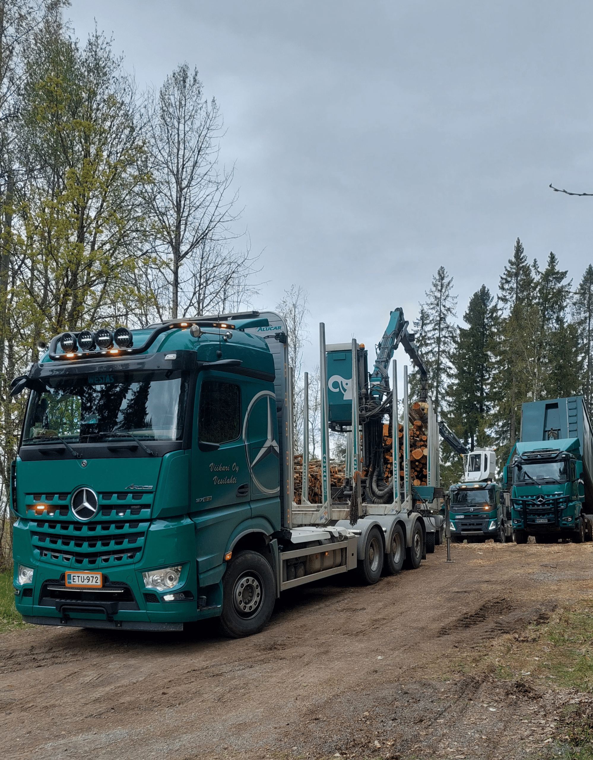 Kuljetusliike Viikairin kuorma-auto ja muuta kalustoa.